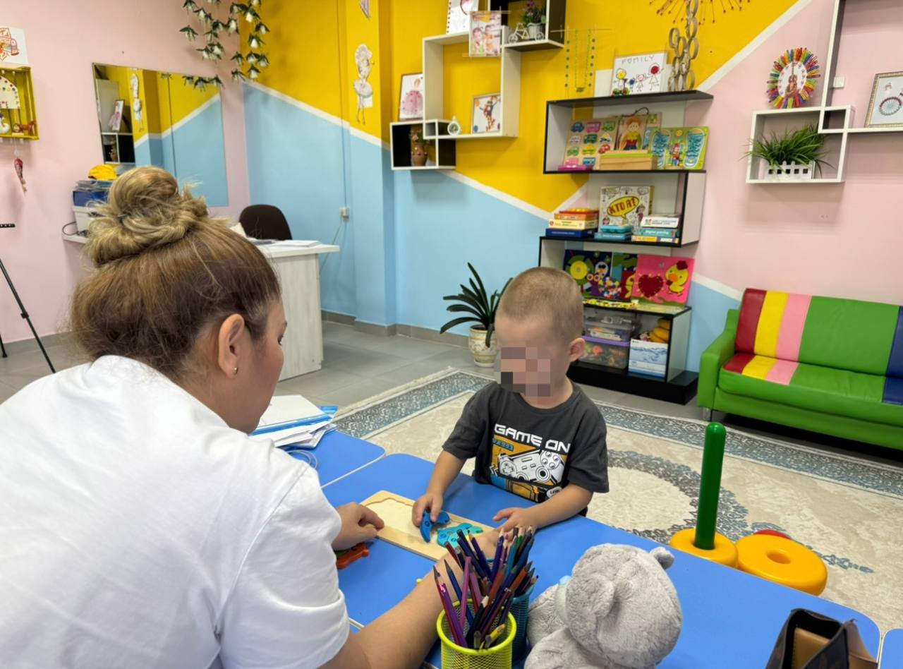 Балабақшада дефектолог пен психолог мамандарының балалармен жеке жұмысы.