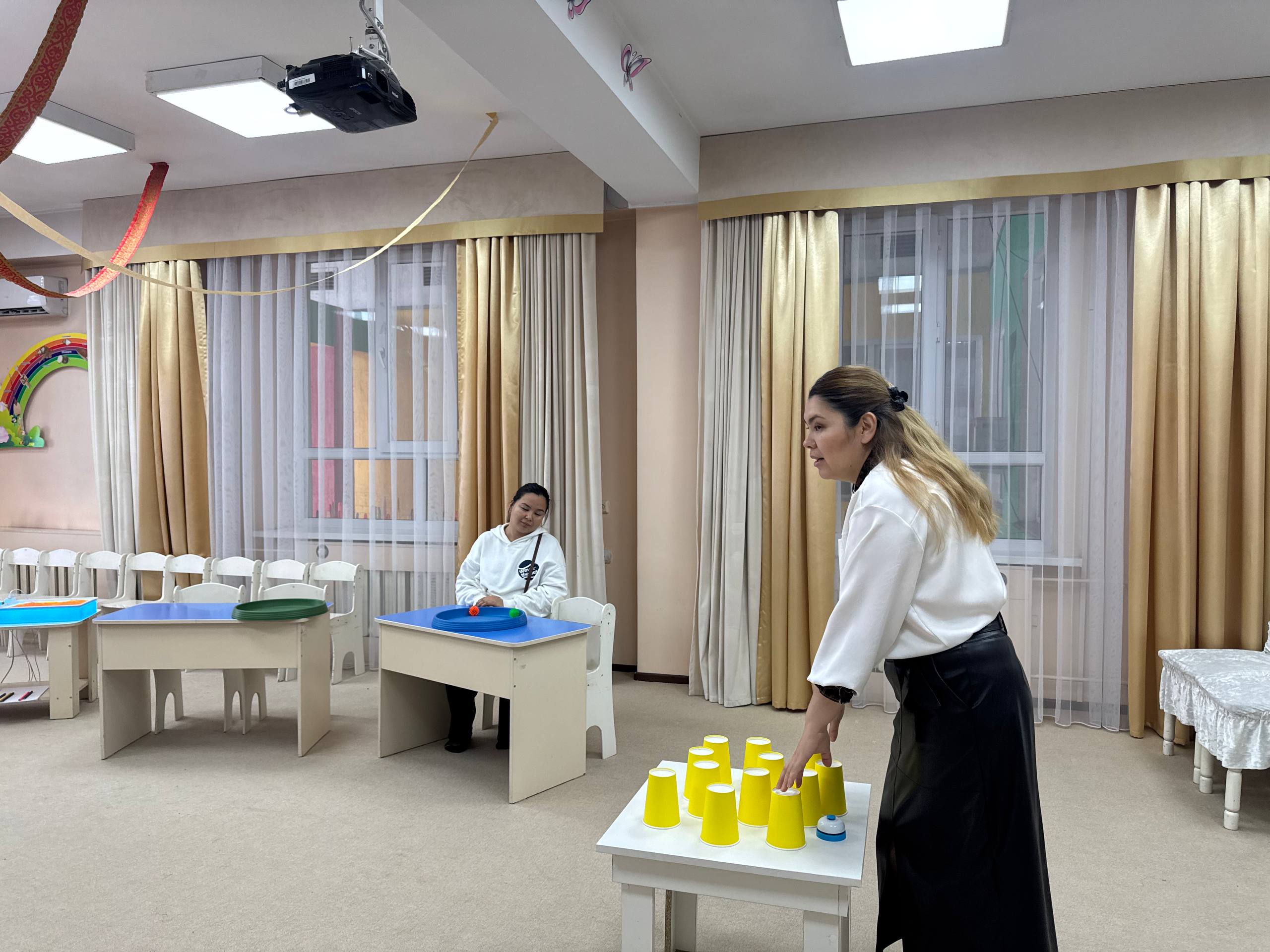 Ата-аналармен бірлескен жұмысты ұйымдастыру шеберлік сыныбы   Тақырыбы: “Ойын арқылы дамыту” және “Арнайы жабдықтарды қолдану”   Психолог: Казакбаева С.К.  Дефектолог: Дәулеткелдіқызы Г.